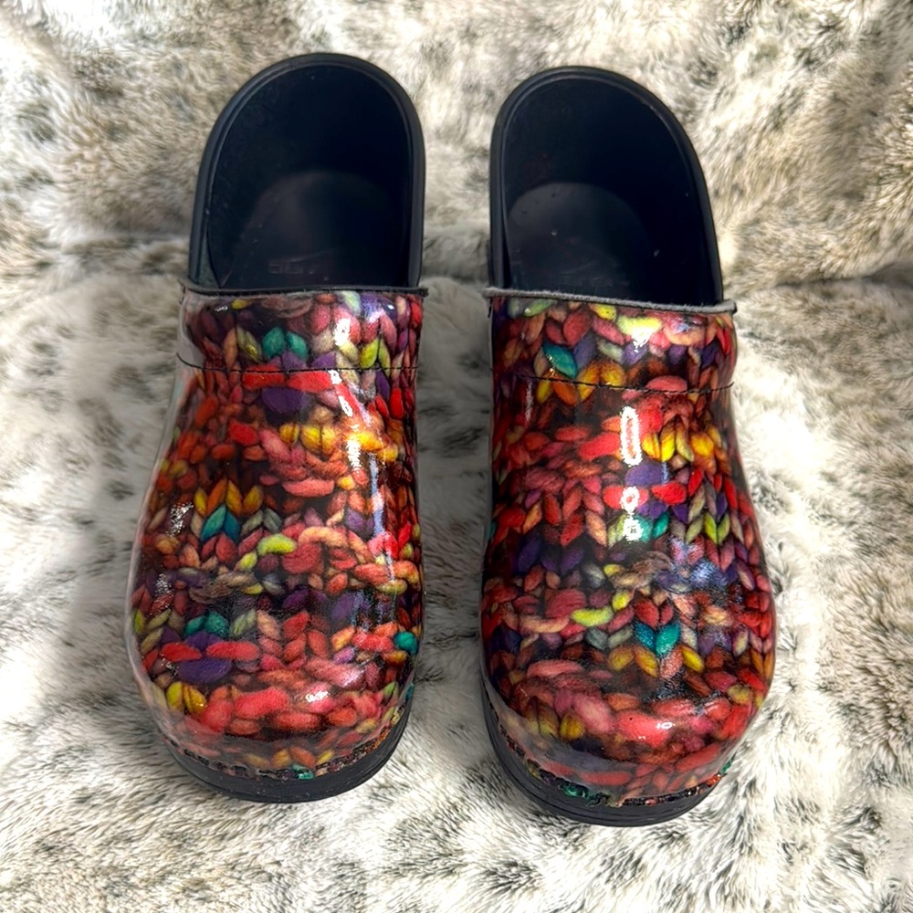 Dansko Clogs w/ multicolor Knit Pattern 
Women size 38 (7.5-8 US)